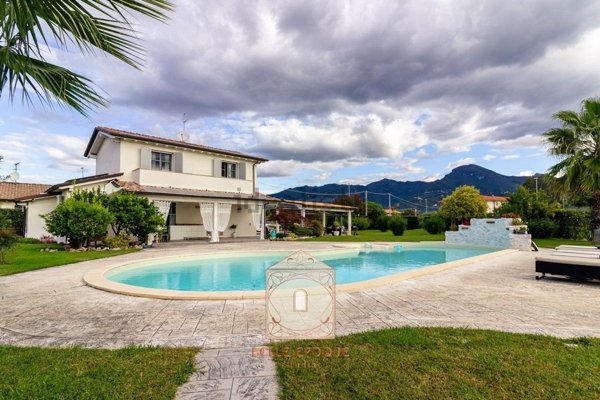 casa indipendente in vendita a Camaiore in zona Lido di Camaiore
