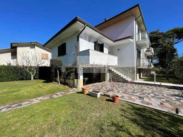 casa indipendente in vendita a Camaiore in zona Lido di Camaiore