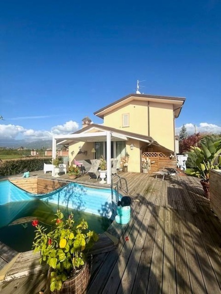 casa indipendente in vendita a Camaiore in zona Lido di Camaiore