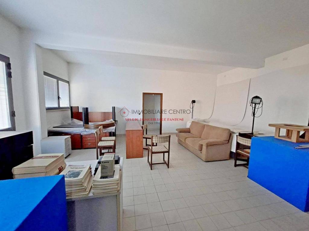 negozio in vendita a Camaiore in zona Lido di Camaiore