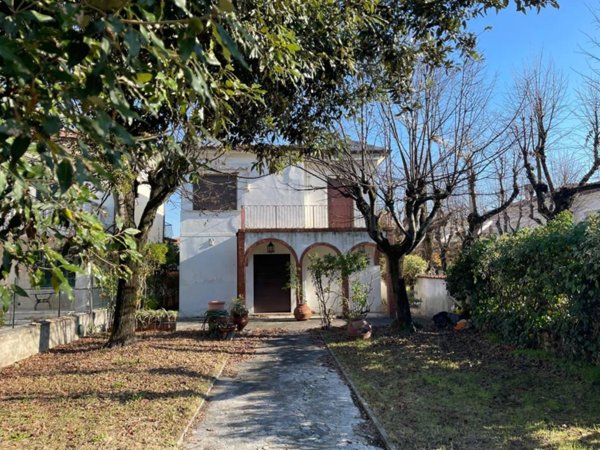 casa indipendente in vendita a Camaiore in zona Lido di Camaiore