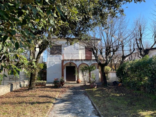 casa indipendente in vendita a Camaiore in zona Lido di Camaiore