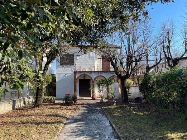 casa indipendente in vendita a Camaiore in zona Lido di Camaiore