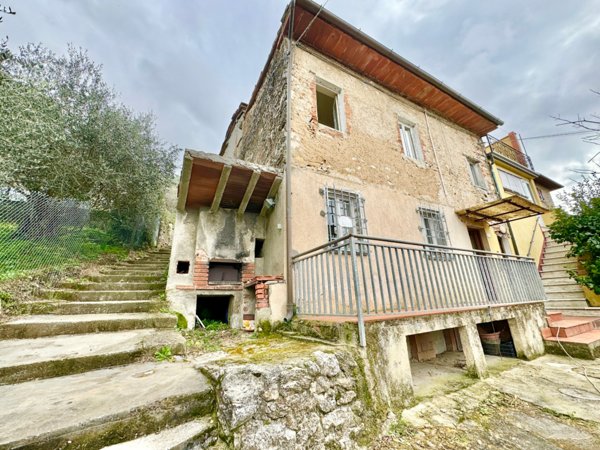 casa indipendente in vendita a Camaiore