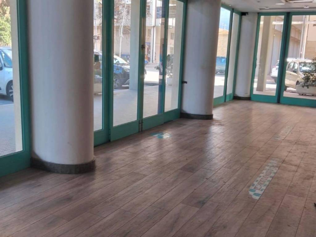 negozio in vendita a Camaiore in zona Lido di Camaiore