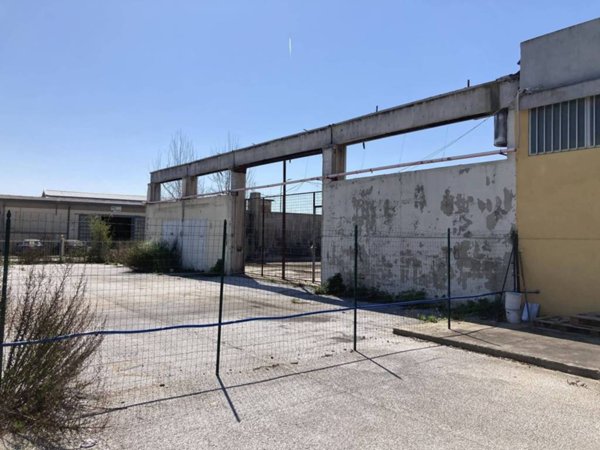 locale di sgombero in vendita a Camaiore in zona Capezzano Pianore