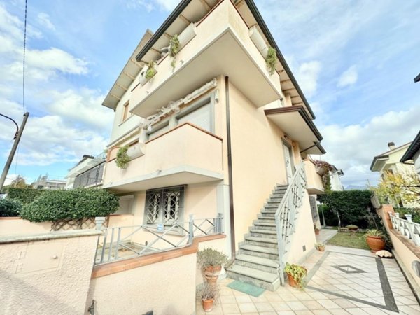 casa indipendente in vendita a Camaiore in zona Lido di Camaiore