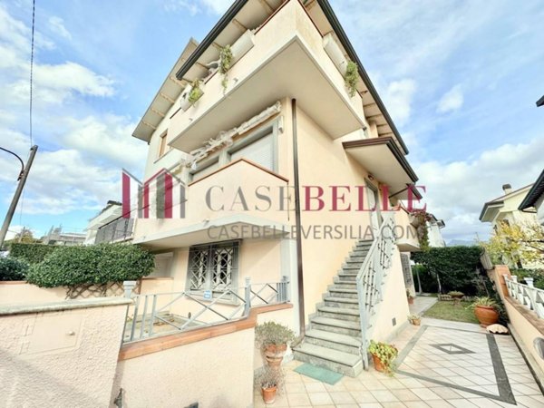 casa indipendente in vendita a Camaiore in zona Lido di Camaiore