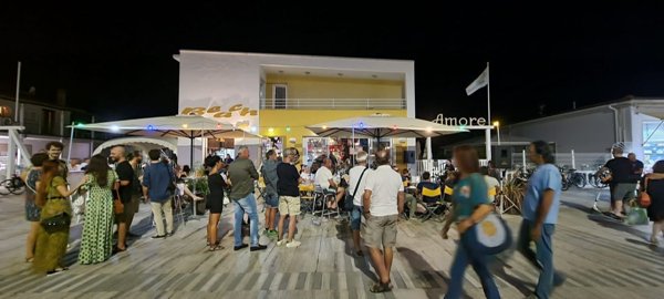 negozio in vendita a Camaiore in zona Lido di Camaiore