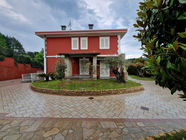 casa indipendente in vendita a Camaiore