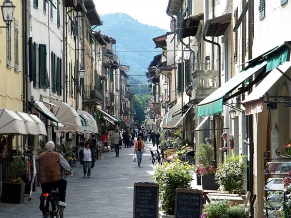 locale commerciale in vendita a Camaiore