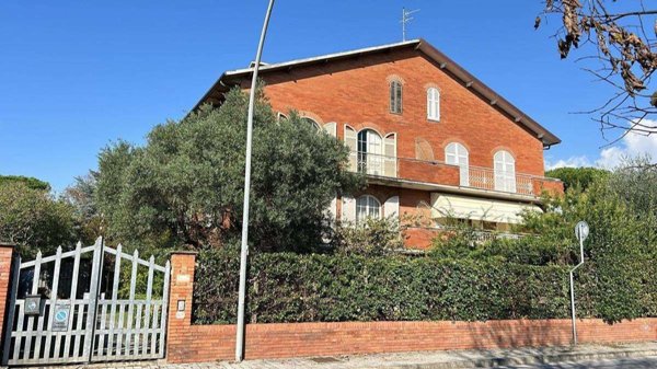 casa indipendente in vendita a Camaiore in zona Lido di Camaiore