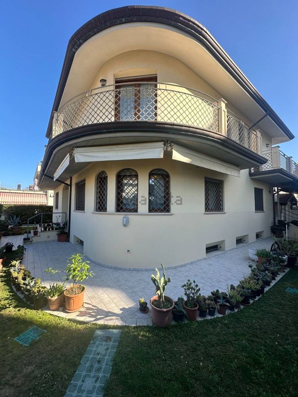 casa indipendente in vendita a Camaiore in zona Lido di Camaiore