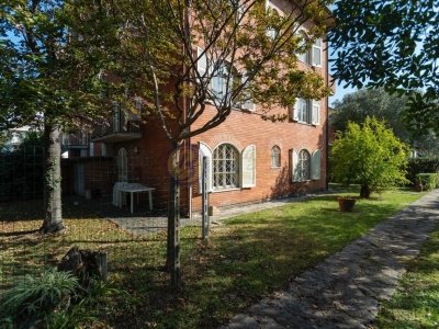 casa indipendente in vendita a Camaiore in zona Lido di Camaiore