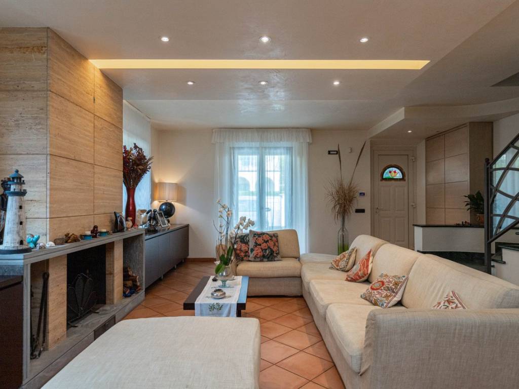 casa indipendente in vendita a Camaiore in zona Lido di Camaiore