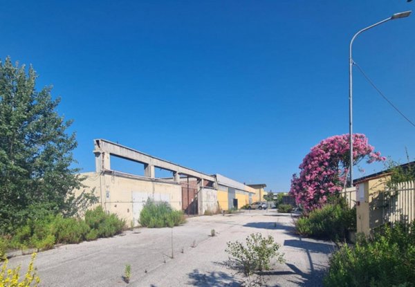 locale di sgombero in vendita a Camaiore