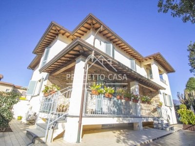 casa indipendente in vendita a Camaiore in zona Lido di Camaiore