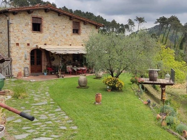 casale in vendita a Camaiore in zona Montemagno