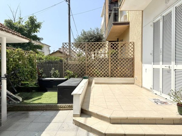 casa indipendente in vendita a Camaiore in zona Lido di Camaiore