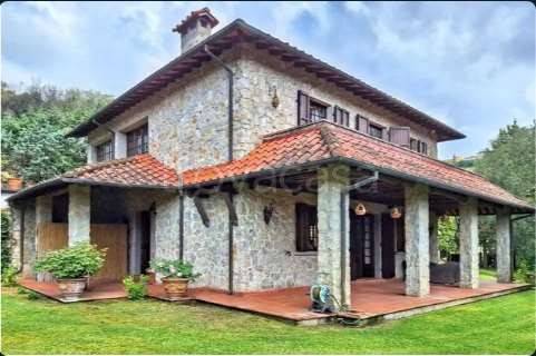 casa indipendente in vendita a Camaiore in zona Lido di Camaiore