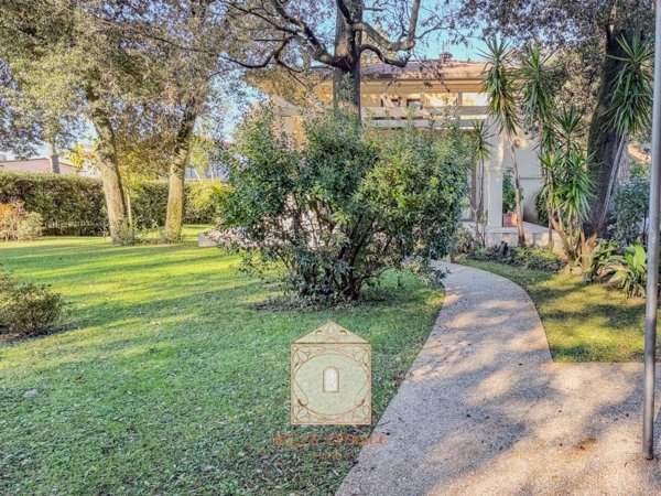 casa indipendente in vendita a Camaiore in zona Lido di Camaiore