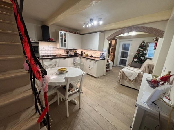 casa semindipendente in vendita a Camaiore