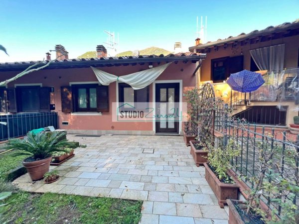 casa indipendente in vendita a Camaiore in zona Vado