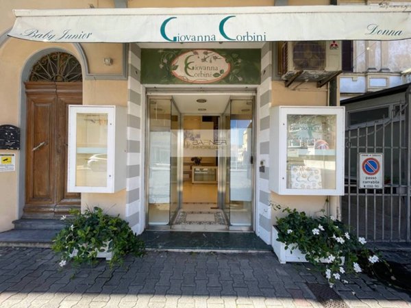 negozio in vendita a Camaiore in zona Lido di Camaiore