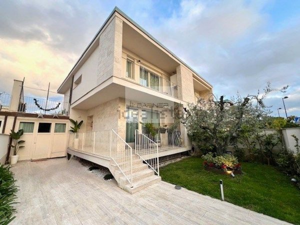 casa indipendente in vendita a Camaiore in zona Lido di Camaiore