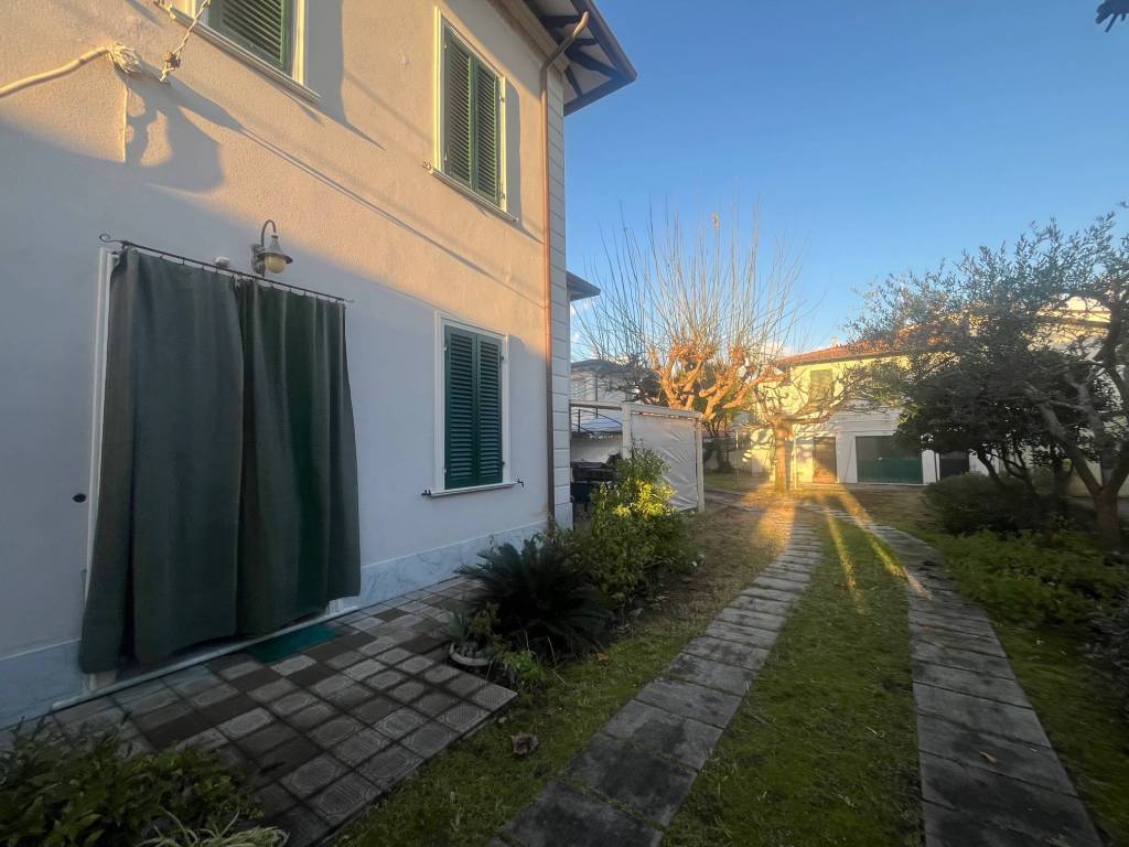 casa indipendente in vendita a Camaiore in zona Lido di Camaiore