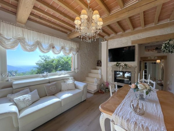 casa indipendente in vendita a Camaiore