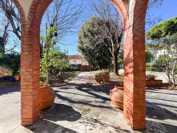 casa indipendente in vendita a Camaiore in zona Lido di Camaiore