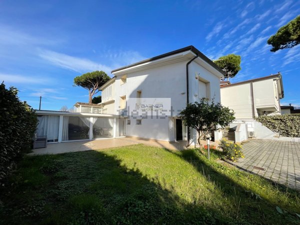 casa indipendente in vendita a Camaiore in zona Lido di Camaiore