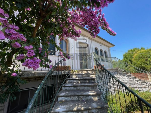 casa indipendente in vendita a Camaiore in zona Capezzano Pianore