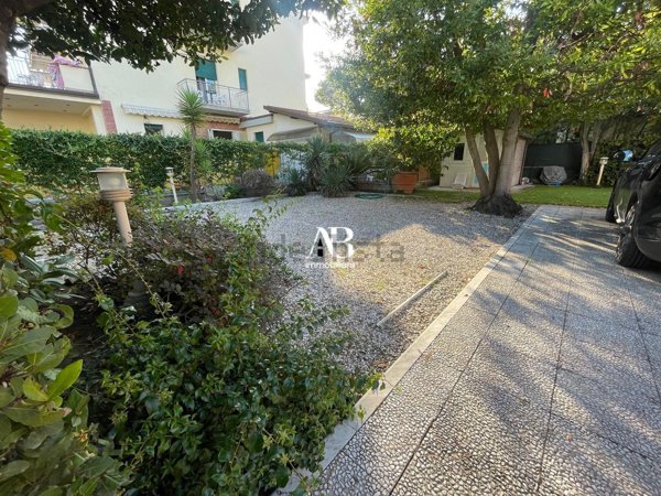 casa indipendente in vendita a Camaiore in zona Lido di Camaiore