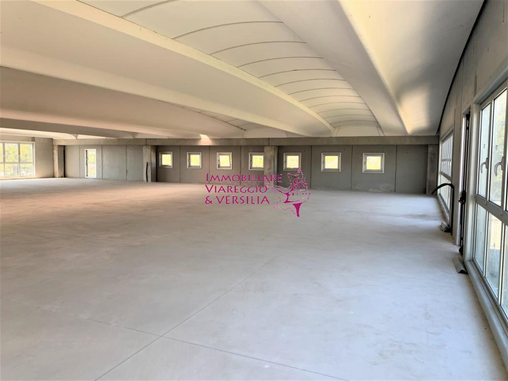 locale di sgombero in vendita a Camaiore in zona Capezzano Pianore