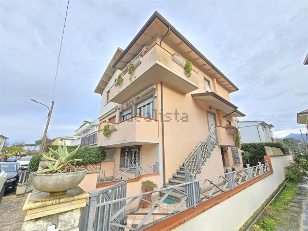 casa indipendente in vendita a Camaiore