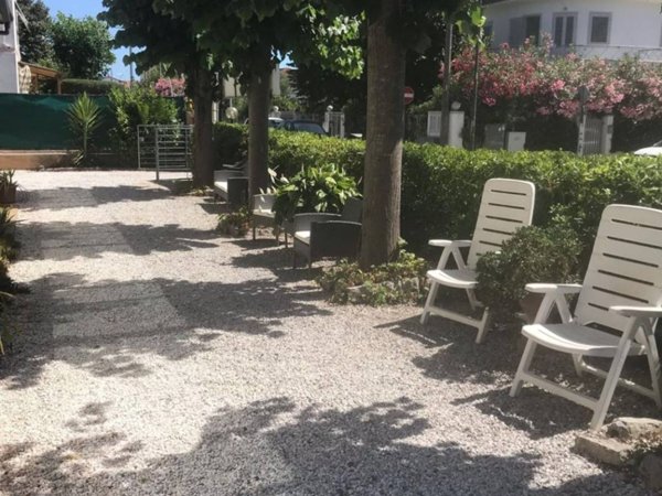 intera palazzina in vendita a Camaiore in zona Lido di Camaiore