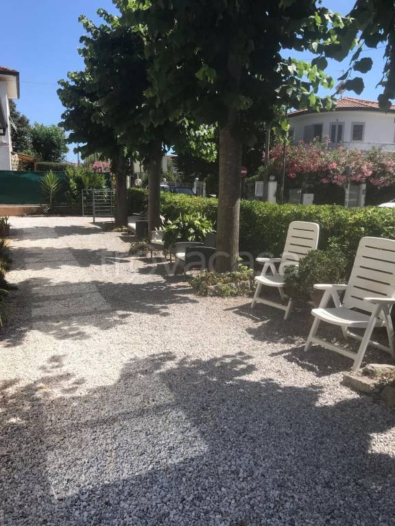 negozio in vendita a Camaiore in zona Lido di Camaiore