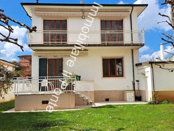 casa indipendente in vendita a Camaiore in zona Lido di Camaiore