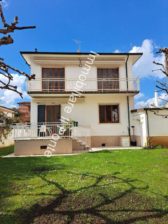 casa indipendente in vendita a Camaiore in zona Lido di Camaiore