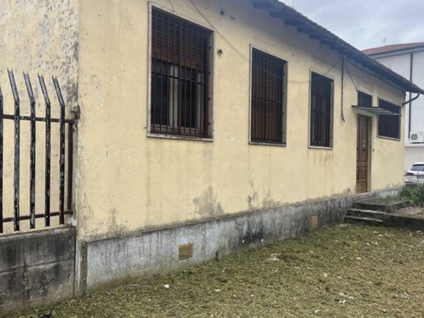 locale commerciale in vendita a Camaiore in zona Capezzano Pianore