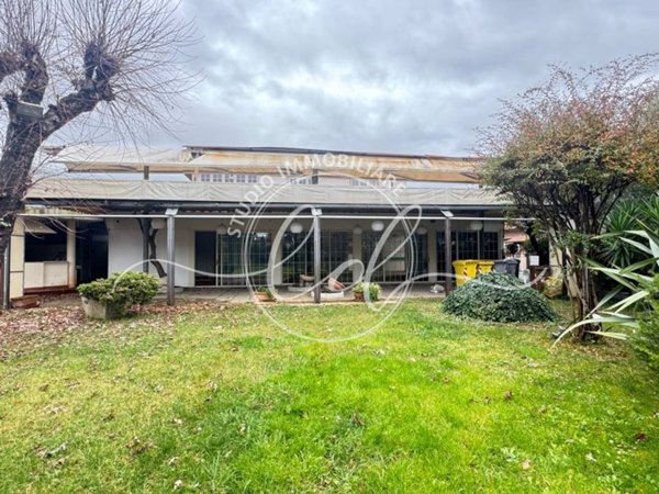 casa indipendente in vendita a Camaiore in zona Capezzano Pianore