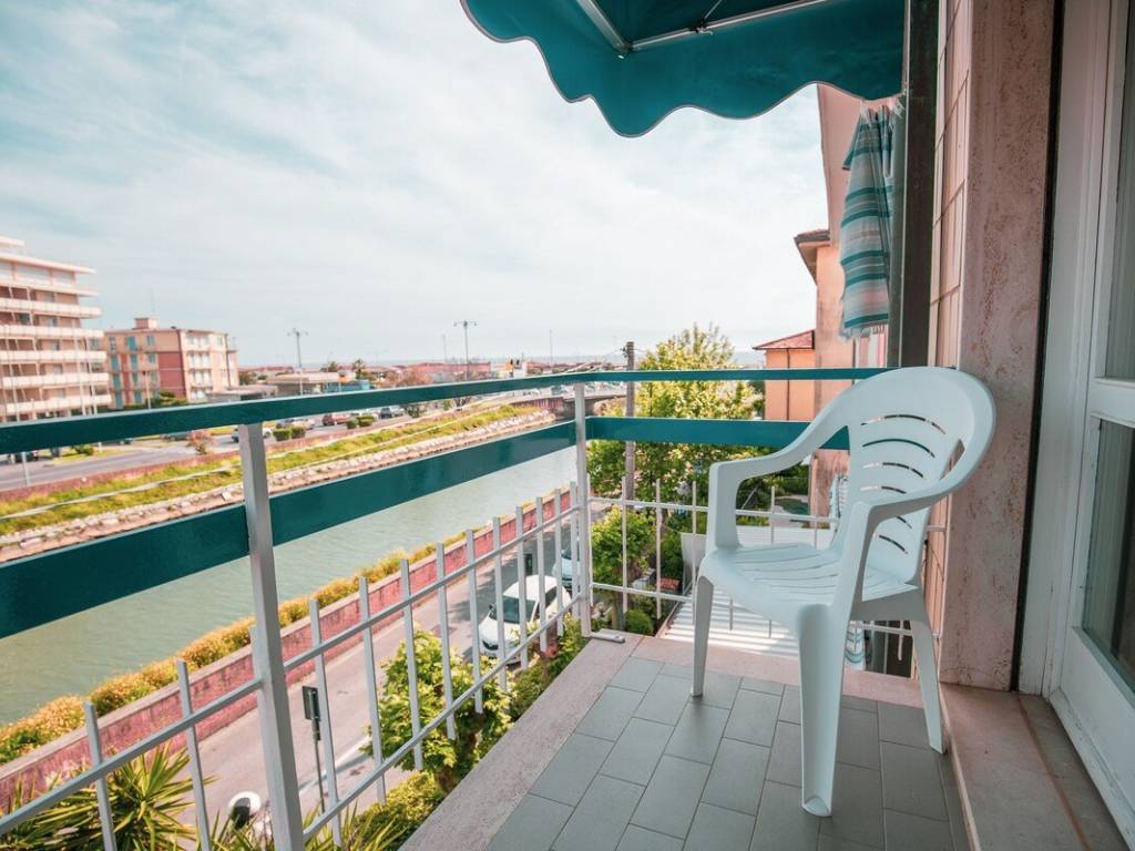 negozio in vendita a Camaiore in zona Lido di Camaiore