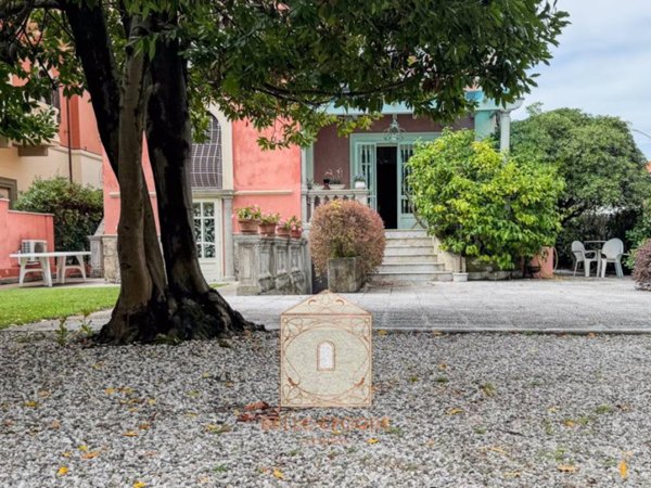 appartamento in vendita a Camaiore in zona Lido di Camaiore