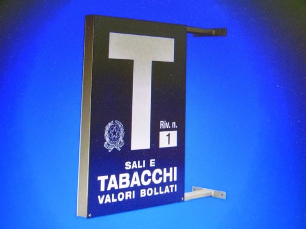 negozio in vendita a Camaiore in zona Lido di Camaiore