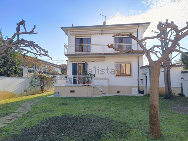 casa indipendente in vendita a Camaiore in zona Lido di Camaiore