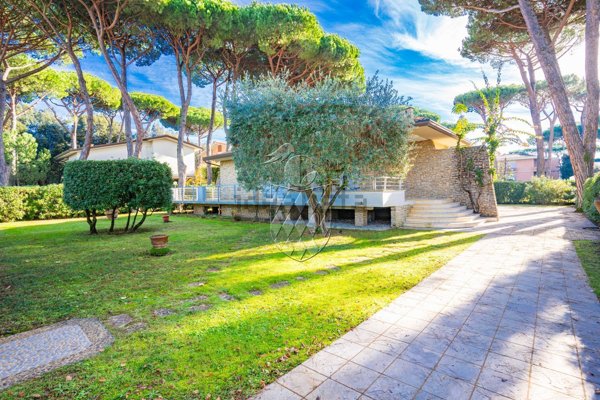casa indipendente in vendita a Camaiore in zona Lido di Camaiore