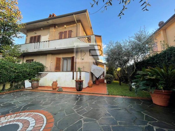 casa indipendente in vendita a Camaiore in zona Lido di Camaiore