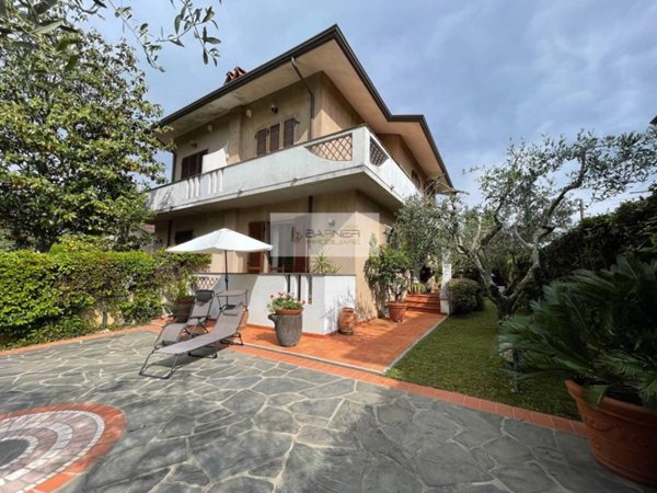casa indipendente in vendita a Camaiore in zona Lido di Camaiore